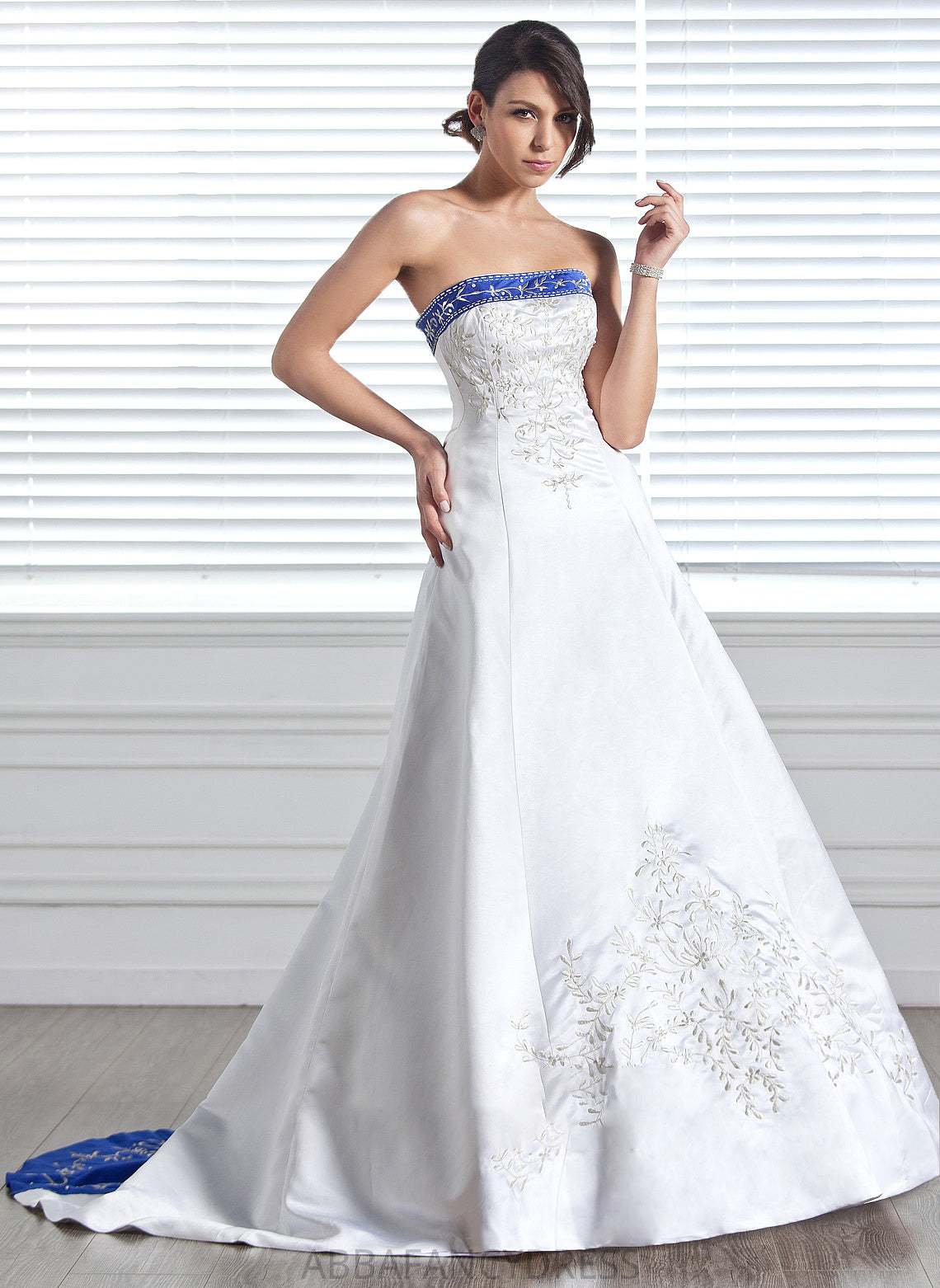 Beading Sash Wedding Dresses Court Strapless Ball-Gown/Princess Embroidered Wedding Train Dress Satin With Taylor